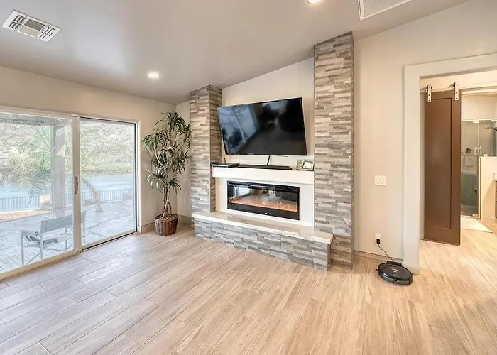 Grand Riverfront, Private & Boat Dock Holiday home *