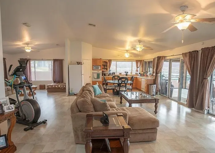 Holiday home Grand Riverfront, Private & Boat Dock